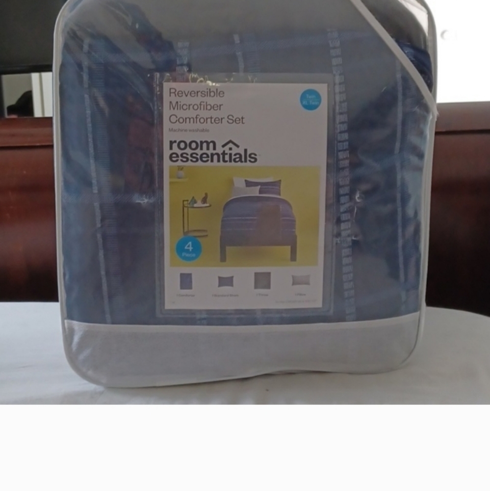 Room Essentials reversible comfort set twin